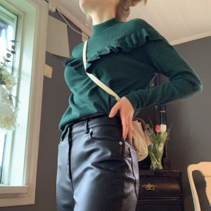 Grön tröja - Grön fint stickad tröja från Only. Den är köpt second hand för något år sedan. Tyvärr är lappen inuti bortklippt och vet därav inte vilket material den är i. Den är i fint skick. 