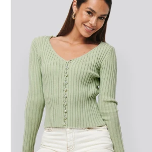 Topp med pärlor  - Ljus grön topp med pärlor från nakd aldrig använd storlek 36. Kan diskutera pris