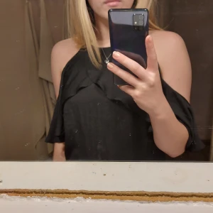 Svart Crocker blus - Svart suuuperfin Crockerblus med volanger fram och bak. Det är storlek xs men den passar även mig som har storlek s/m. Säljer då den inte används längre🥺💕