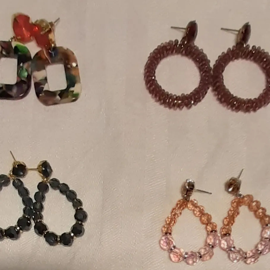 8 par örhängen från bla Zanzlöza smycken rosa/blå/vinröd. Accessoarer.
