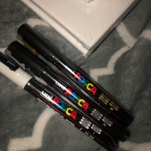 Posca pennor - Fina posca pennor i färgerna vit, silver o guld. 35kr/ st eller 85kr för alla. 10kr extra för silver o guld glittret❤️