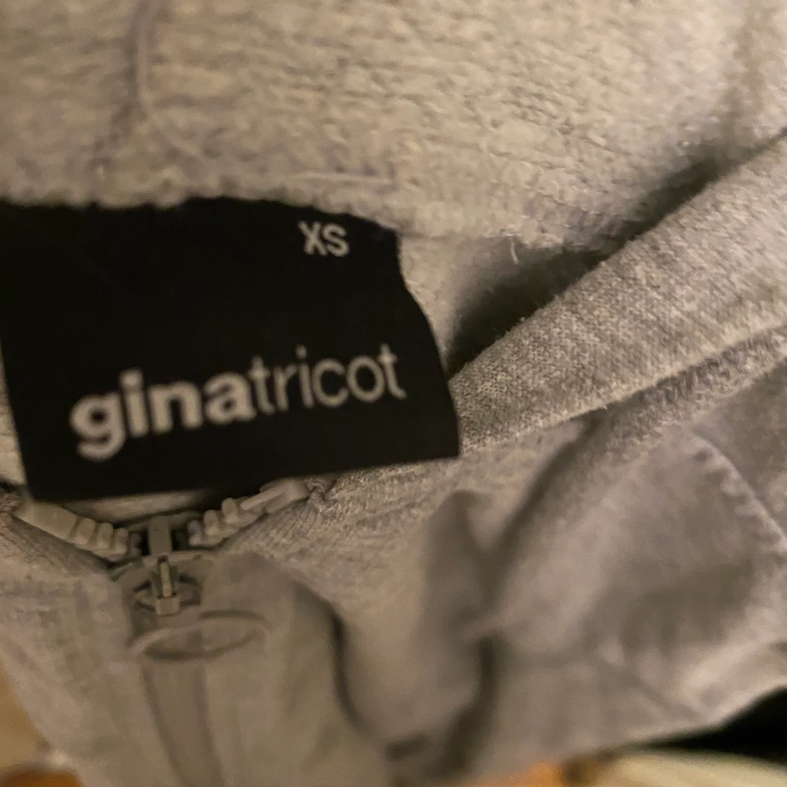 Grå kofta med tryck - 91