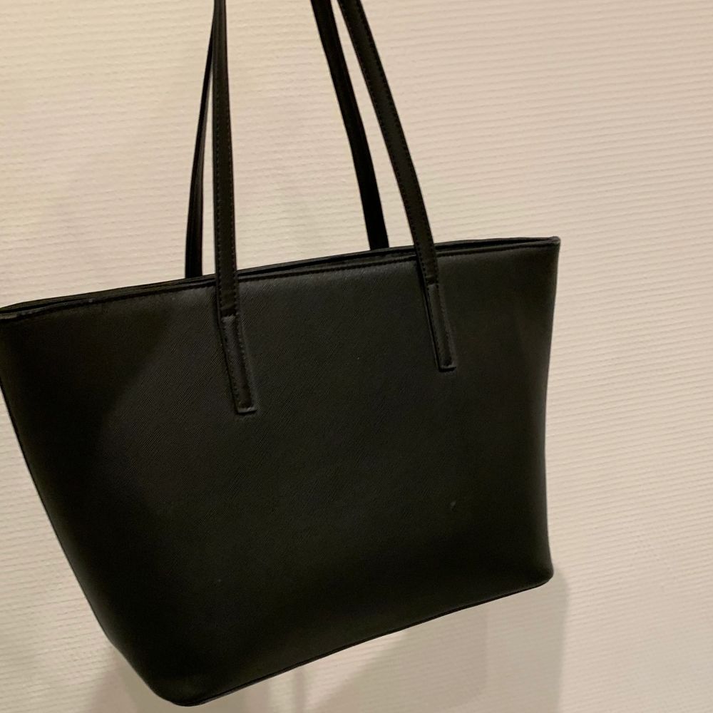 En svart handväska 👜 | Plick Second Hand