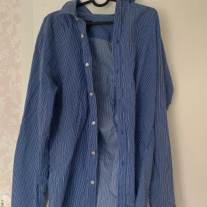 Blå skjorta  - En oversized skjorta som är snygg till det mesta!!💓