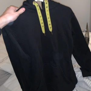 Axel arigato - Hoodie från arigato i storlek Xs, passar mig som 178 cm. Bra skick men använt ganska mycket.