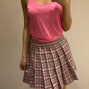 Kombo outfit  - Säljer denna outfit. Kjol och Linne. Kan även köpas separat. Men den är en fin kombo. Så säljer båda tsm priset inkl frakt.