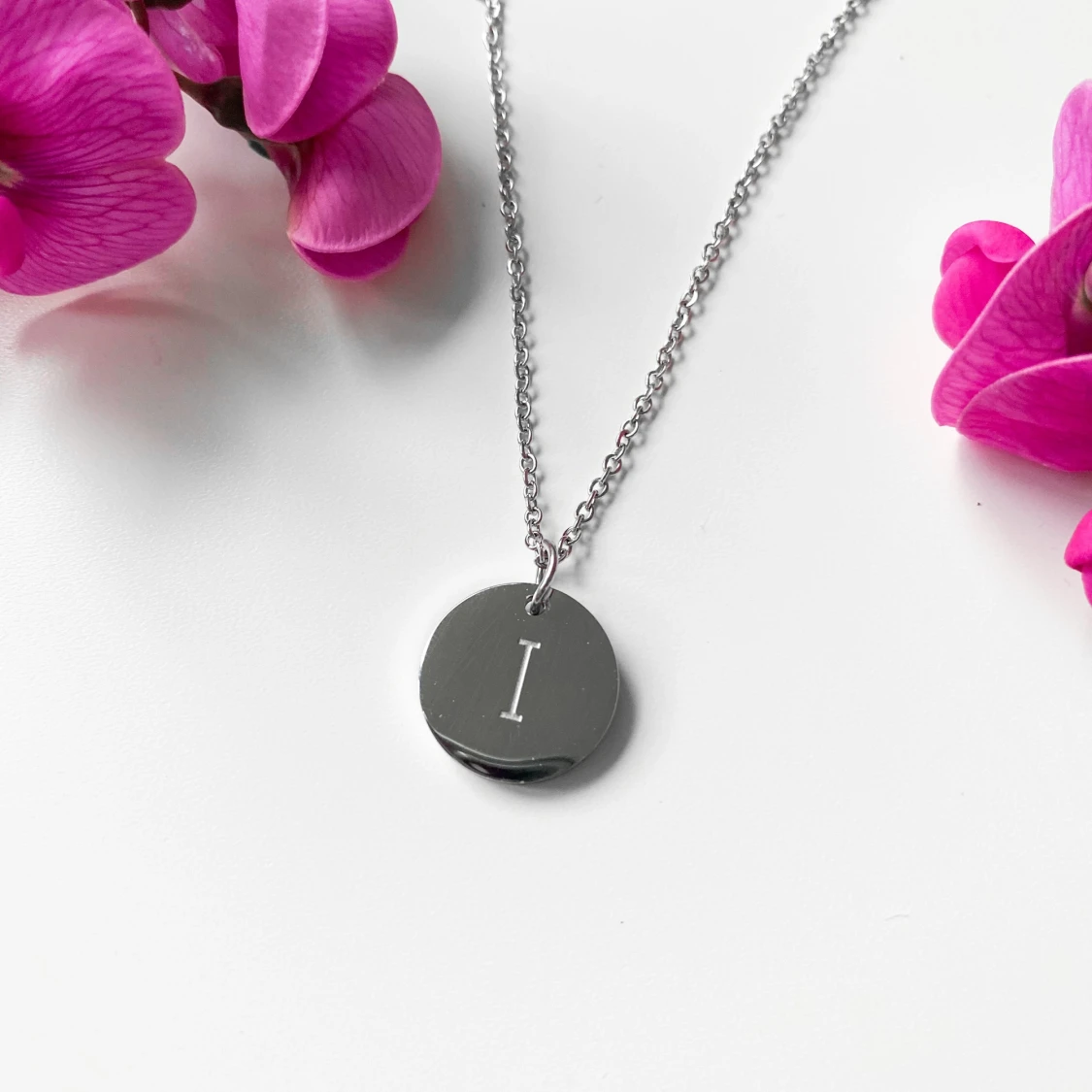 Halsband med bokstavsberlock ~ I - 90