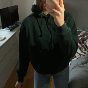 Hoodie - Säljer denna mörkgröna hoodie från BikBok! Den är köpt för ca 2 år sedan men är använd väldigt sparsamt. Priset är exklusive frakt😁 nypris: 300kr