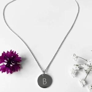 Namnhalsband ~ B - Halsband med namnberlock i rostfritt stål. 