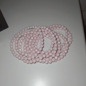 Rosa pärlarmband 8st - Baby rosa, sitter ej ihop. Priset gäller alla. Frakt tillkommer på 11 kr.