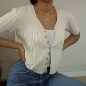 Stickad kofta  - Fin vit stickad kofta med knappar. Står att det är storlek XL men passar på mig som har S. 