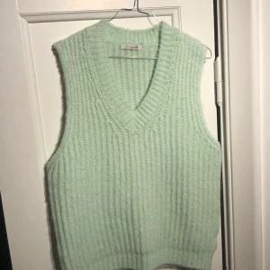 Sweatervest - Sweatervest från designbysi. Storlek M/L. Förutsedd att bäras av en tjej. Använd cirka 2 gånger. Nypris ifall frakt är inkluderad från Danmark kostar den 400kr. Jag ber om 200kr. Skriv gärna ifall du har frågor!