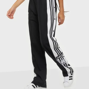 Adidas popper pants - Skit cool och trendiga popper pants från adidas! Bekväma och stretchiga. Köpta nya för ca 800 kr💗