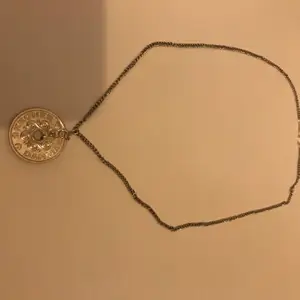 Ett silvrigt halsband med en dansk 2 krona:))