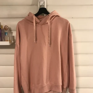 Hoodie  - Ljusrosa hoodie som aldrig är använd, det är en storlek M men är väldigt stor i storleken. Frakt tillkommer