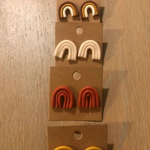 Öronhänge  - Handgjorda öronhänge regnbåge roströd 