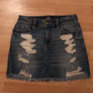 Hollister kjol - Jeanskjol från hollister med slitningar. Använd enstaka gånger.