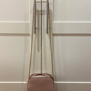 Rosa väska  - Fin rosa väska som passar perfekt till sommaren