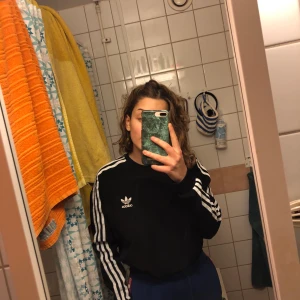 Adidas tröja  - Säljer denna adidas tröja i bra skick. Säljer på grund av att den aldrig kommer till användning. Köpt på stadium och nypriset är 250 kr. Skriv vid funderingar eller liknande. Frakten ingår inte i priset.