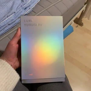 BTS album answer - Nyskick, aldrig spelat skivorna. Använt de flesta klistermärkena