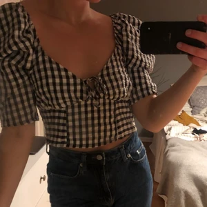 Rutig topp från Miss Guided - Rutig topp men snygg knytning framåt och dragkedja baktill. Säljer pågrund av förliten för mig. Aldrig använd