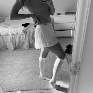 Intressekoll på min tenniskjol!  - Vit tenniskjol från nike. Skitfin att ha till T-shirt, oversized collegetröja eller blus på sommaren! 