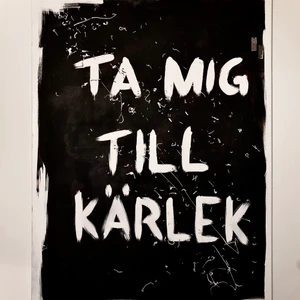 Tavla. - Svart bas med vit text och ram (målad). Skriv priv för bud frågor osv!