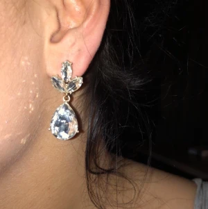 Enkla fina örhängen  - Endast testade! Guld örhängen med ”kristall” Sten. Super fina enkla örhängen!