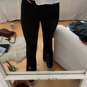 Säljer ett par skit snygga svarta kostymbyxor från Monki! De är högmidjade och har en slits nertill. En aning långa på mig som är 163 cm lång, men perfekta när jag har skor på! 💞💞
