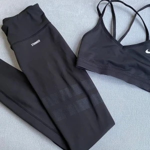 Stronger tights + Nike topp - Fina träningstights från Stronger i strl XS. Modellen heter Etna och nypris är 699 kr. Använda ett fåtal gånger. Säljes för 300 kr, frakt är inkluderad i priset. Tillsammans med Nike topp i strl XS blir priset 350 kr🥰💗