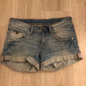 Blå jeans shorts i bra skick, med både fram och bakfickor. Kommer ej ihåg nypriset. Köparen står för eventuell fraktkostnad 🥰