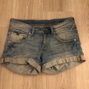 Jeans Shorts - Blå jeans shorts i bra skick, med både fram och bakfickor. Kommer ej ihåg nypriset. Köparen står för eventuell fraktkostnad 🥰