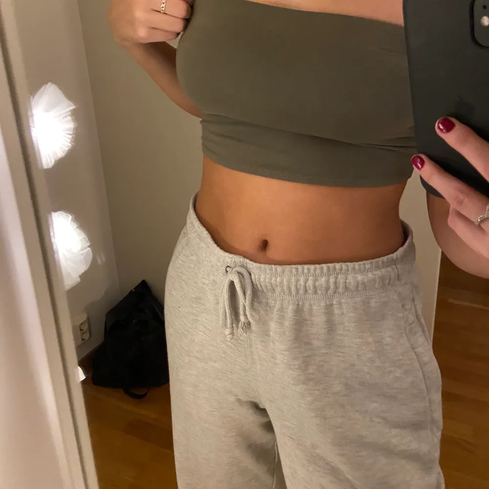 Grön croptop från hm! I bra skick. Frakt tillkommer<33. Toppar.