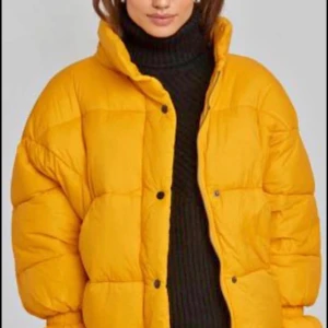 Pufferjacka, NA-KD - Varm jacka som är i skitsnygg färg och passar super nu inför skidsäsongen! Använd endast en gång! Nypris 549 🌝⚡️ Materialet är plyamid/polyester