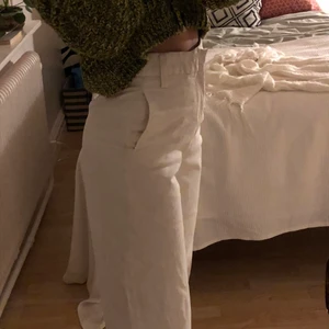 Vita kostymbyxor  - vita lite vidare raka kostymbyxor från Zara! storlek S, jättefint skick
