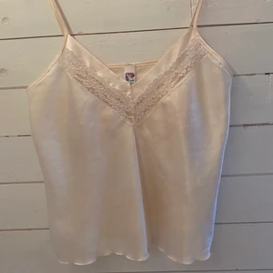 Satintopp  - Vit satintopp med spetsdetaljer, som ny! Köparen står för frakt 
