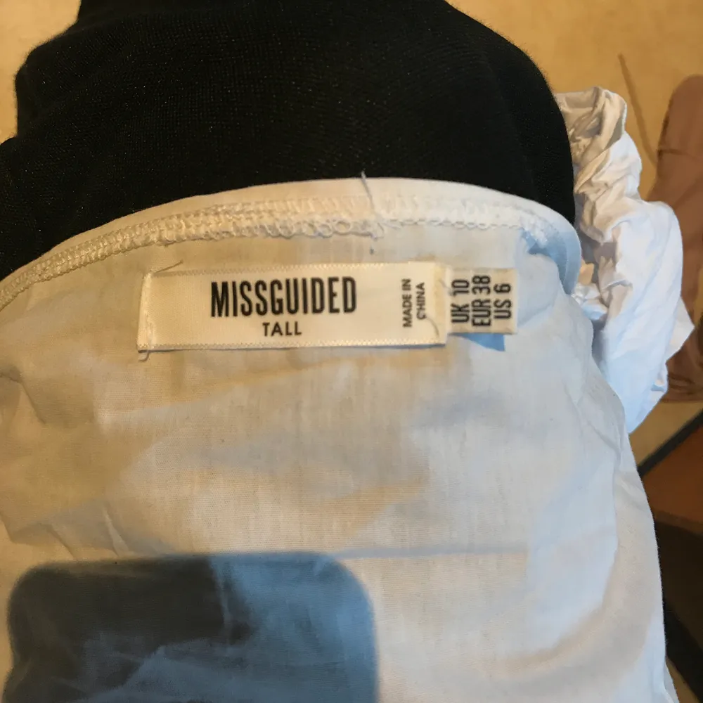 Världens finaste blus från missguided som dock var för liten för mig och sprack lite ovanför ärmen bak. Går säkert att laga och använda då det inte är på ett speciellt synligt ställe! Fri frakt 🌸. Blusar.