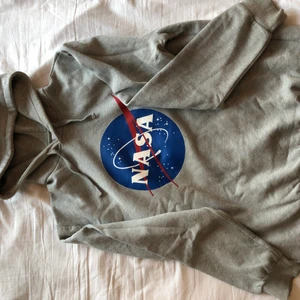 Nasa Hoodie strl XL - Fin mjuk Nasa Hoodie. Säljer pga att jag ej använder. Strl XL. Köpare står för frakt
