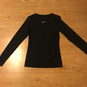 Nike dri-fit long sleeve top - Säljer denna svarta tränings topen från Nike i storlek xs (passar även S). Aldrig använd så den är som ny. Köparen står för frakten 