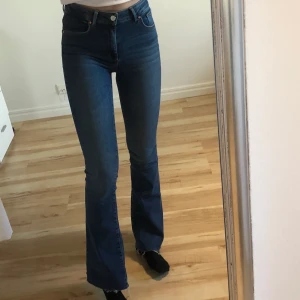 Mörkblå booutcut jeans  - Säljer dessa ganska lågmidjade bootcut jeans! Säljer då de inte kommer till användning. Spårbar frakt tillkommer på 66kr