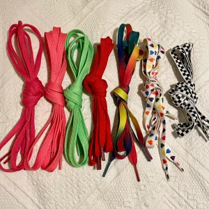Nya färgglada skosnören - Färgglada skosnören som är helt nya, 15kr styck eller alla för 80kr! Frakt tillkommer på 12kr✨ (bild 2 visar vilka som finns kvar)