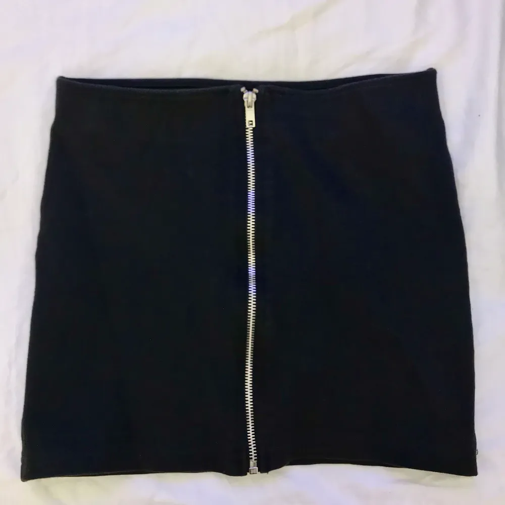 Enkel svart kjol med dragkedja från H&M <3  Frakt tillkommer! 💛. Kjolar.
