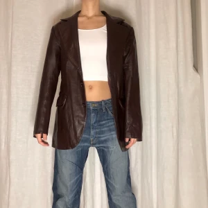 Vinröd Skinnjacka - Cool vinröd skinnjacka! Sitter som size L typ 💗