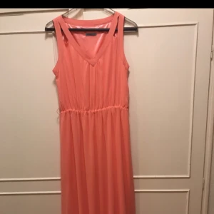  - Bal/ examens/ bröllopsklänning  Maxiklänning storlek 40