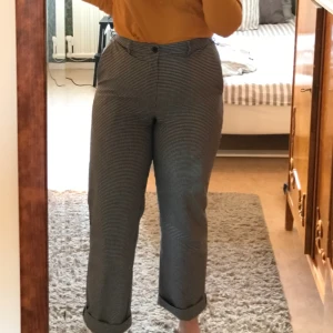  - Rutig byxa köpt på second hand! Bra kvalité och kan ändra längden i midjan 😆. Säljer pga av att jag inte använder dem så mycket som dem borde. Kan mötas upp i Gävle eller frakta då köparen står för kostnaden! 😉