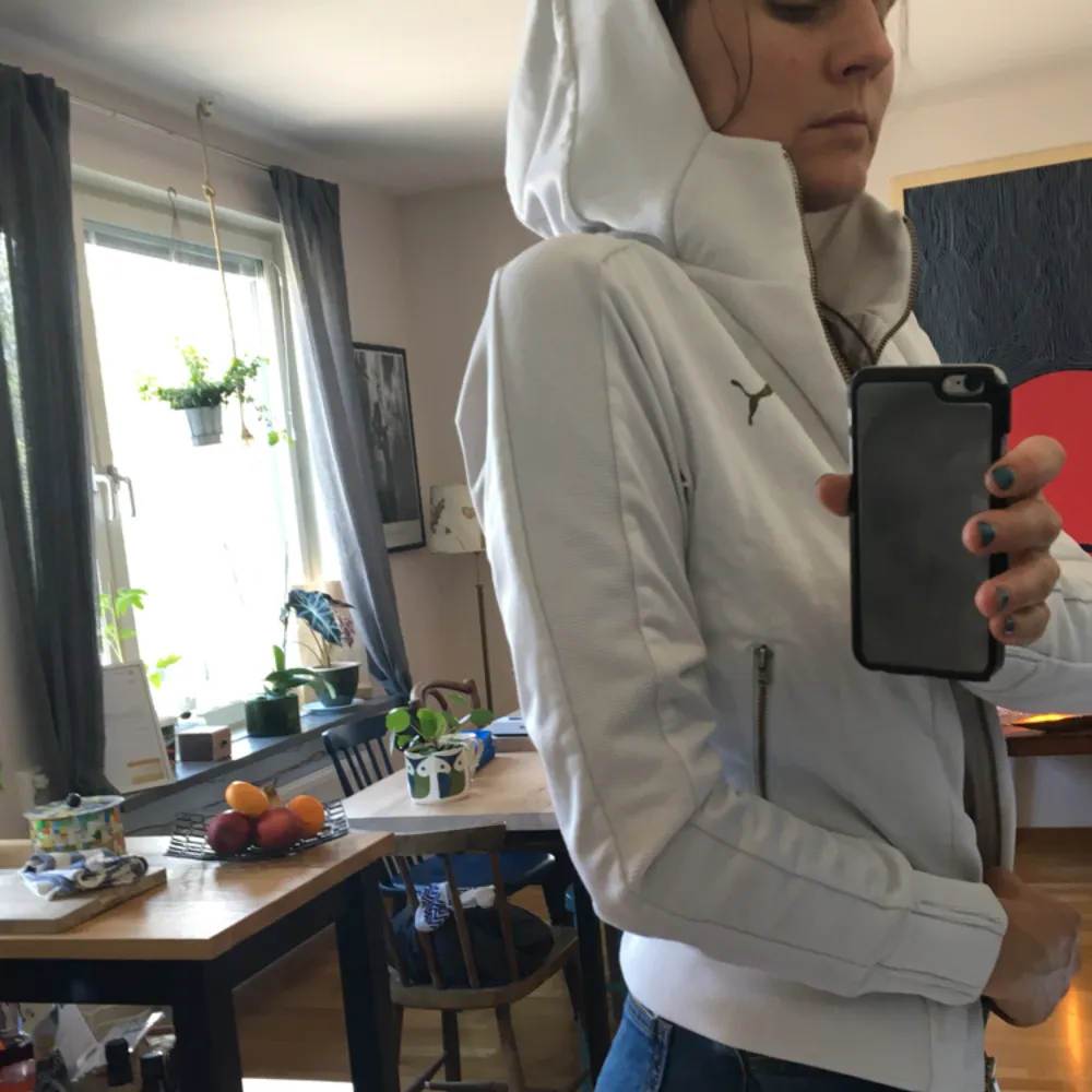 Unik puma jumper med guldfärgade detaljer!  Detta häftiga plagget köpte jag för 15 år sen, och tro mig denna får du inte tag i någon annanstans.  Jumpern är i kanonskick, inte ett märke eller slitage. Säljer pga. Att jag inte använder den längre.  . Jackor.