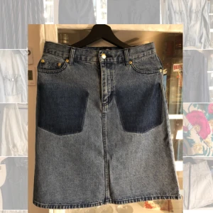  - Jeanskjol från weekday. Mkt litet använd.längd  ovanför knät. Fraktar mot  kostnad, har katt. 