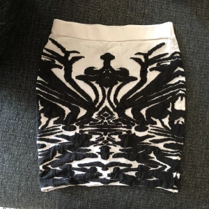  - ICHI kjol i storlek small. Helt oanvänd. Kvitto och etikett slängdes och därför har den legat oanvänd. Fint och skönt material att ha på sig. Nypris var 499kr