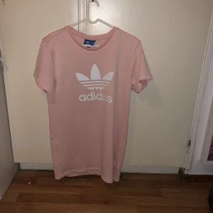  - Adidas T-shirt klänning i rosa , felfri & använd 1 gång