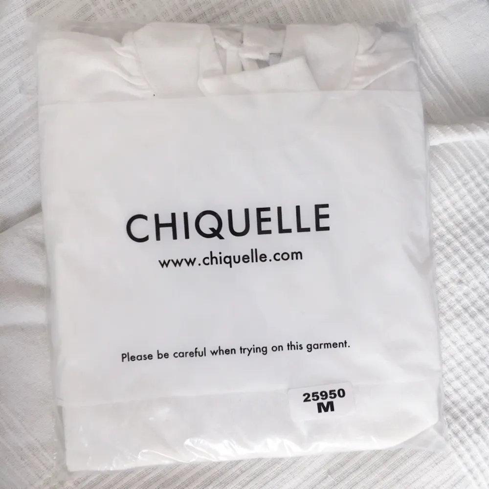 Helt ny tröja från Chiquelle som endast är provad. Prislapp och original-påsen kvar. . T-shirts.